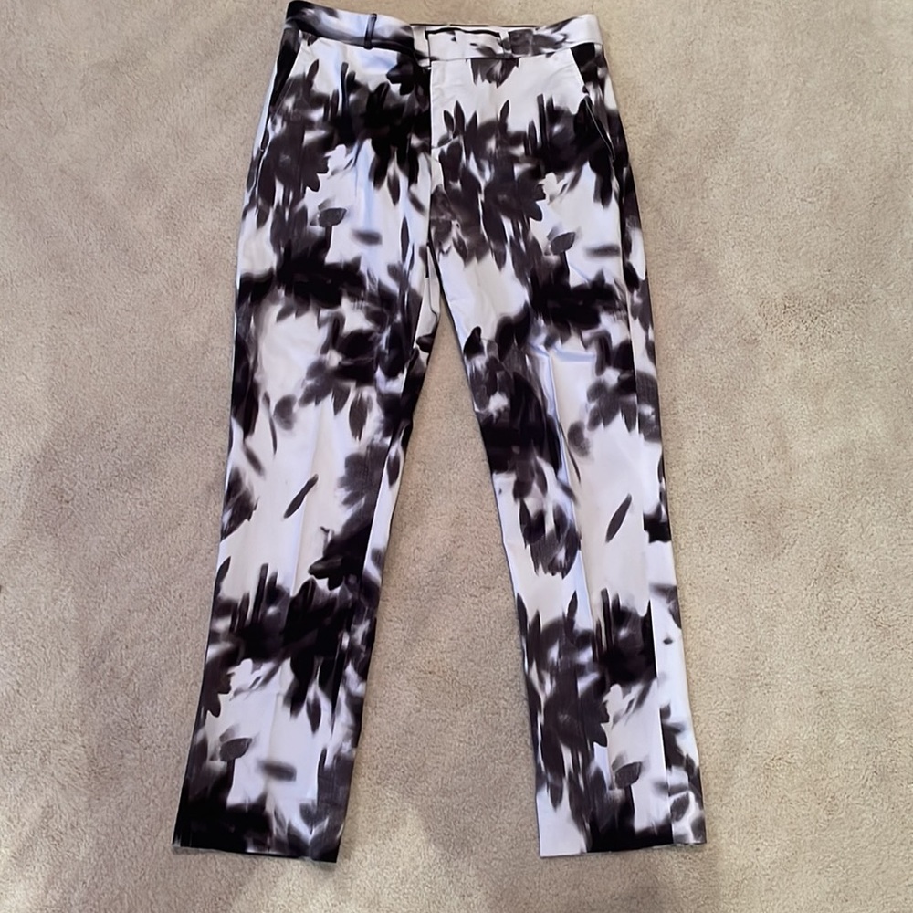 Beautiful new pair of Banana Republic pants. Size 6. Style Ryan. Take care 😀